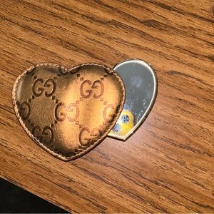 Vintage Gucci compact mirror in great condition. With box and leather holder.